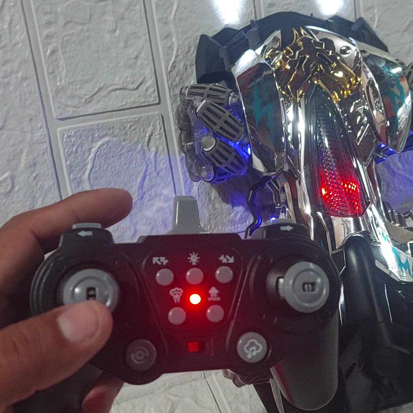 Carro con control remoto y sensor de movimiento Cod:7002 driver :01