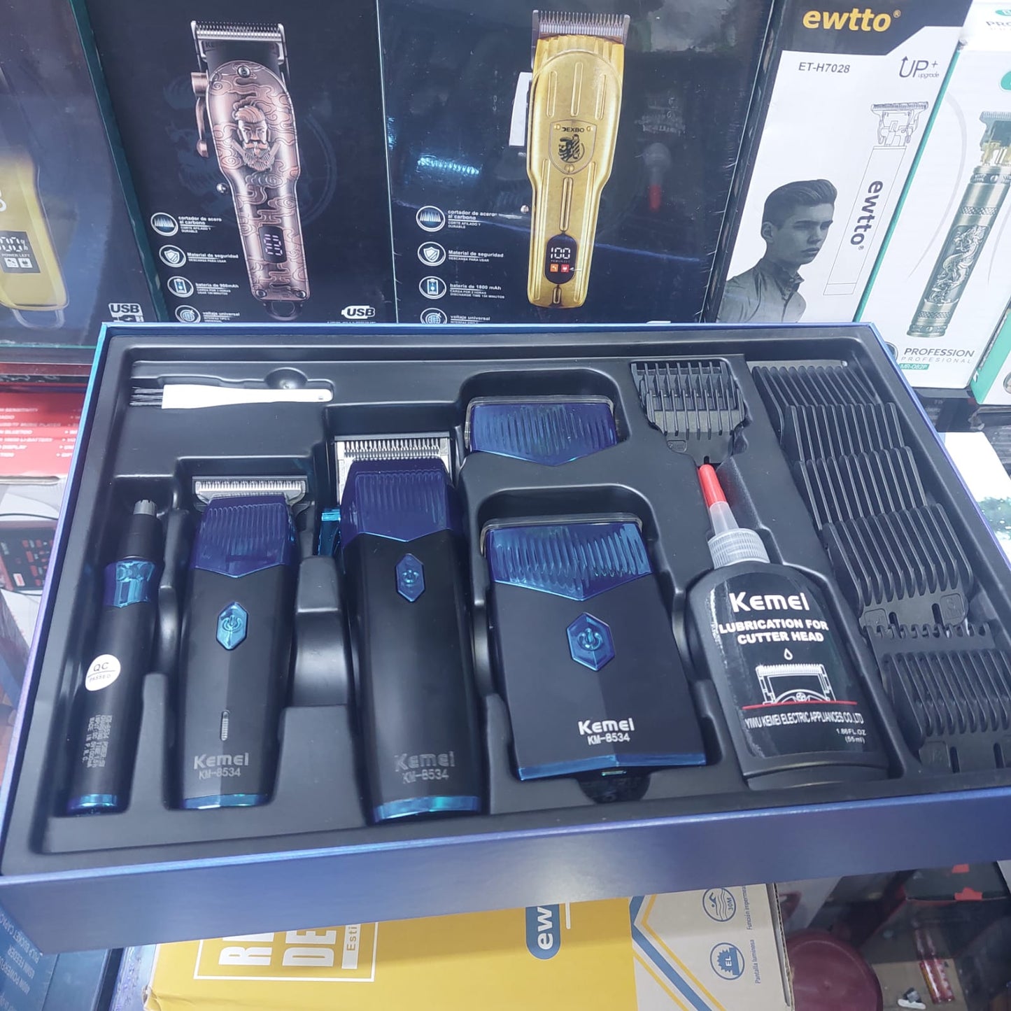 Maquina Cortar Pelo 4  en 1 
Kit Combo Barbero Kemei Cod:3340 Driver :02