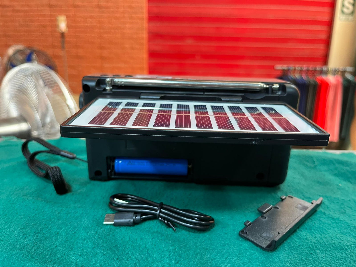 Radio FM/AM recargable  con panel Cod:1361 driver :03