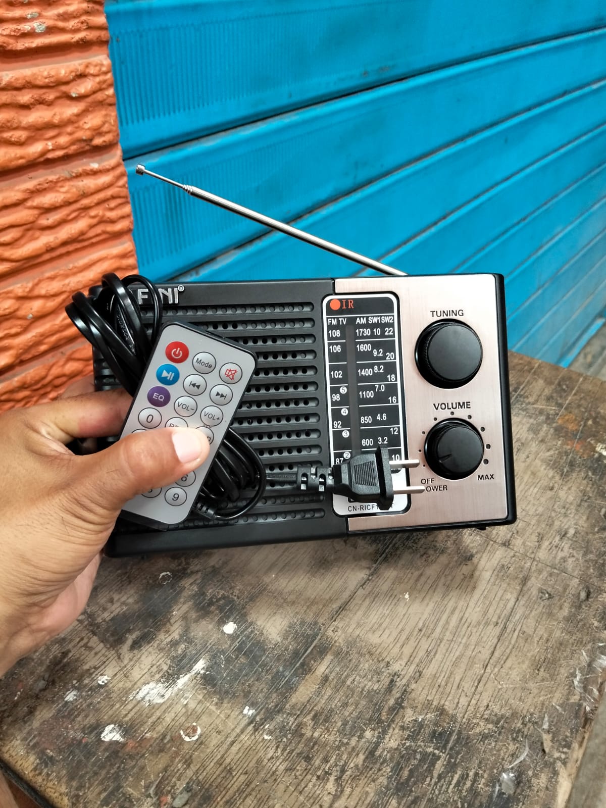 Radio FM/AM  recargable y electricidad Cod:1378 driver:03