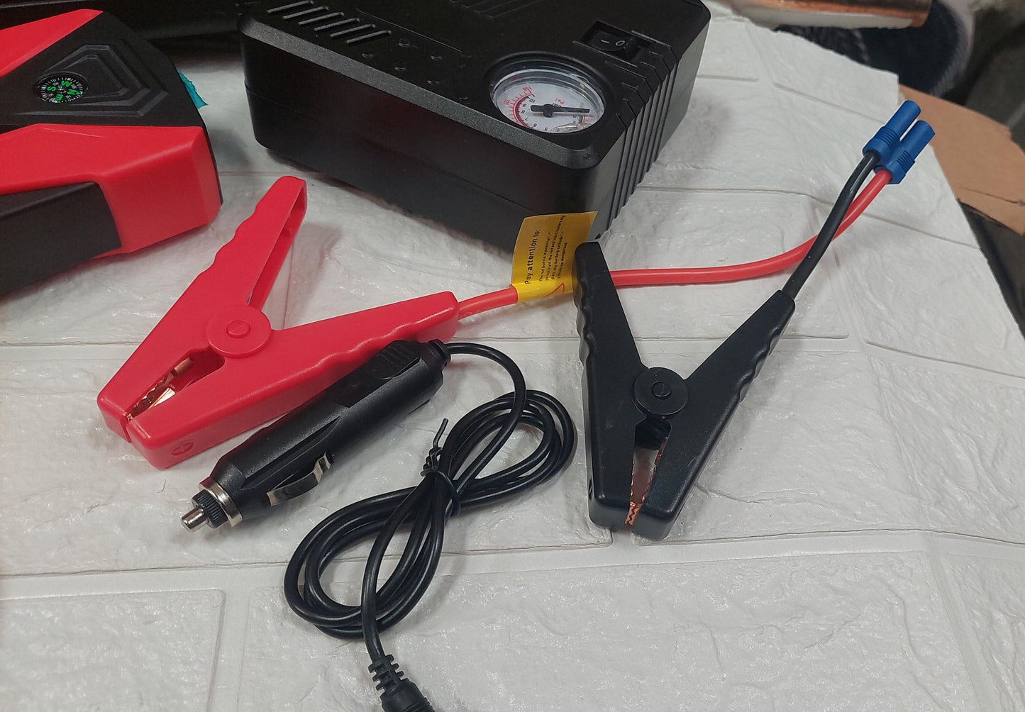 Arrancador De Bateria De Vehiculo + Inflador 2 En 1 Rojo Cod: 4401 Driver :01