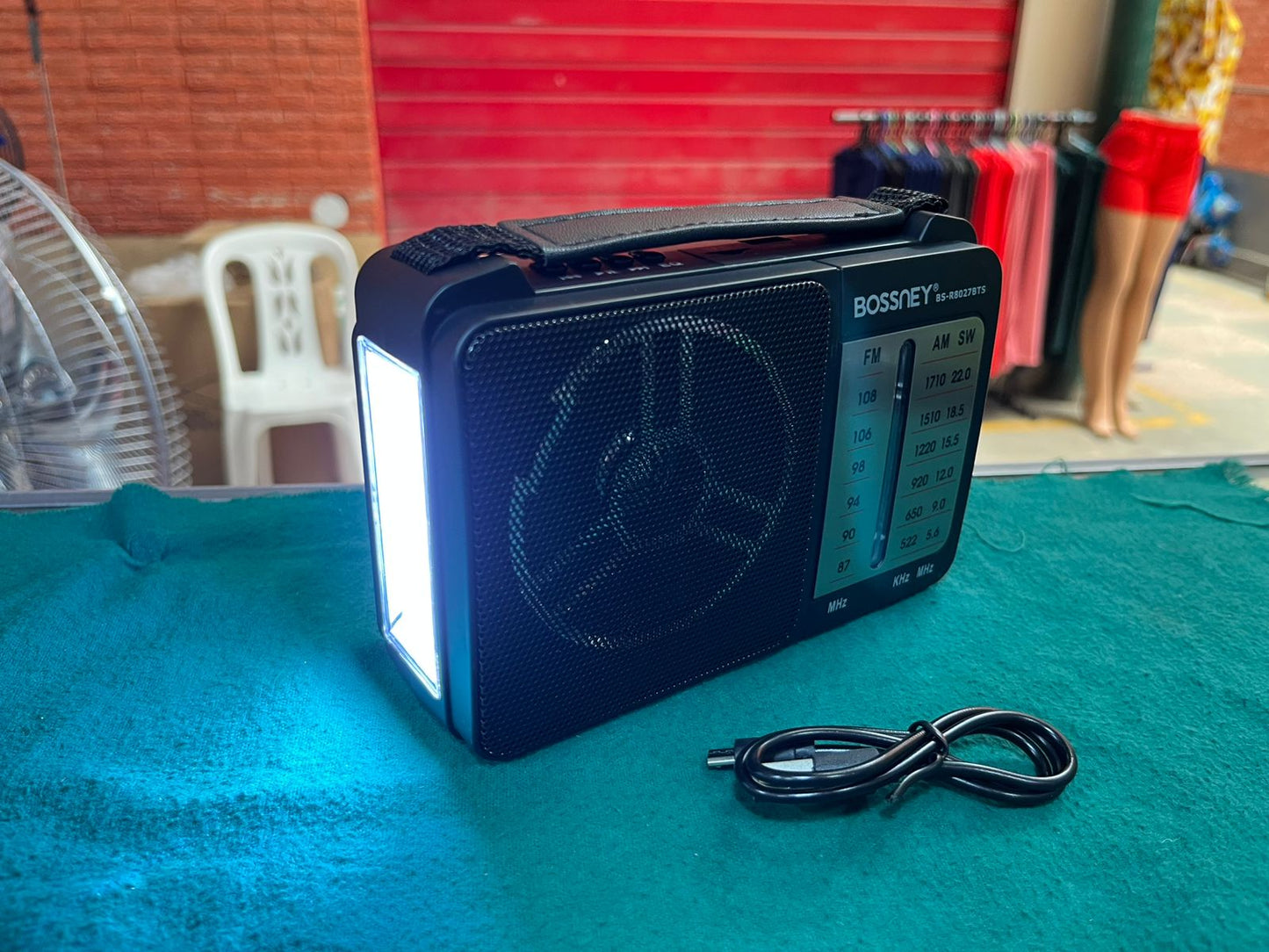 Radio FM/AM recargable  con panel Cod:1362 driver :03