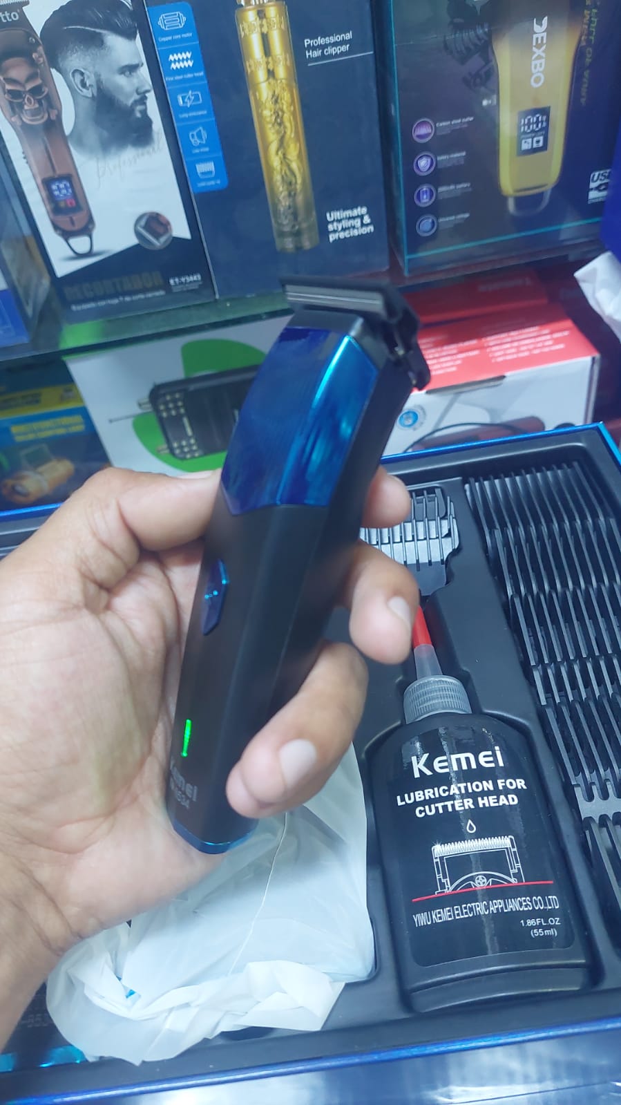 Maquina Cortar Pelo 4  en 1 
Kit Combo Barbero Kemei Cod:3340 Driver :02