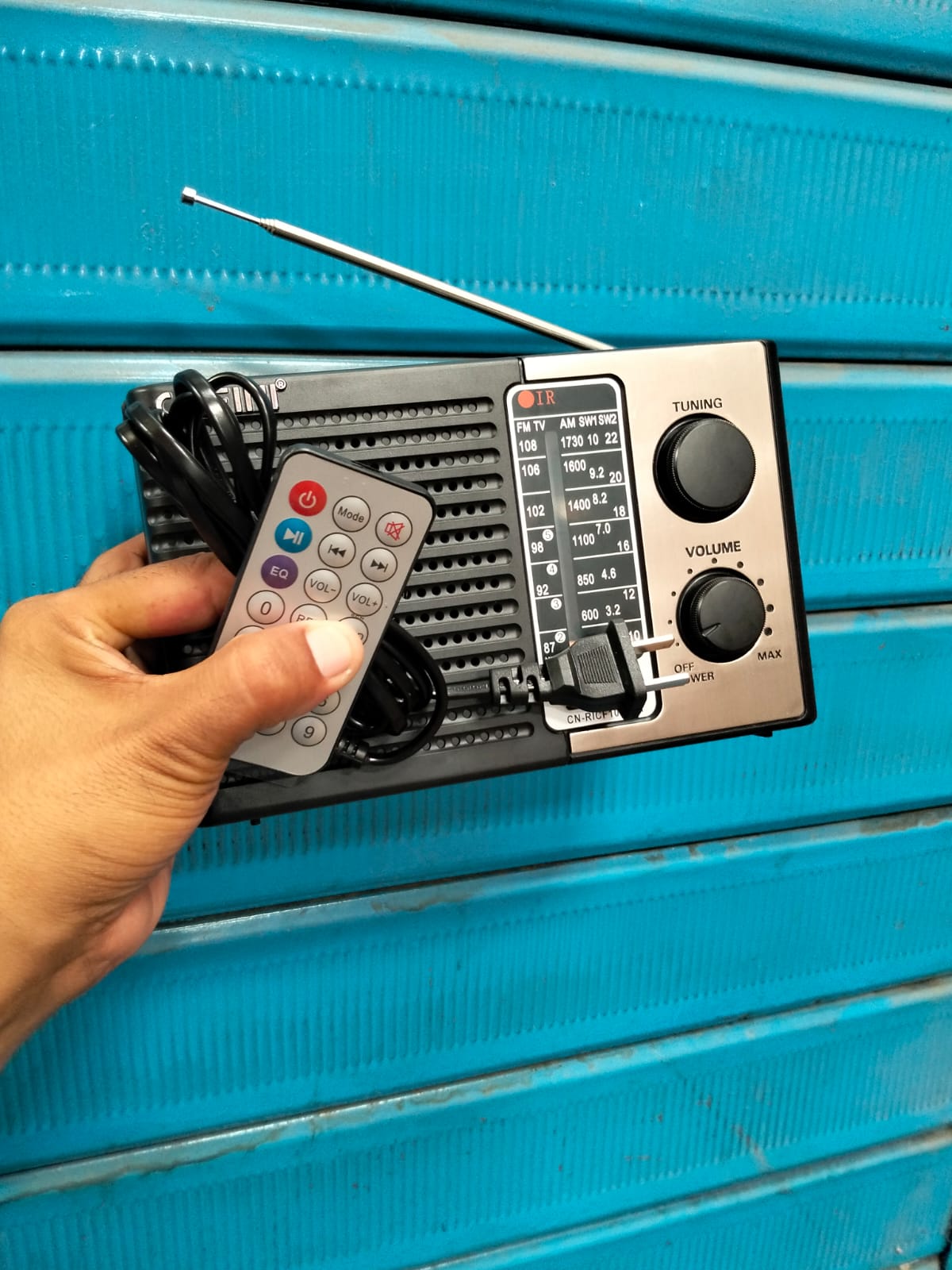 Radio FM/AM  recargable y electricidad Cod:1378 driver:03