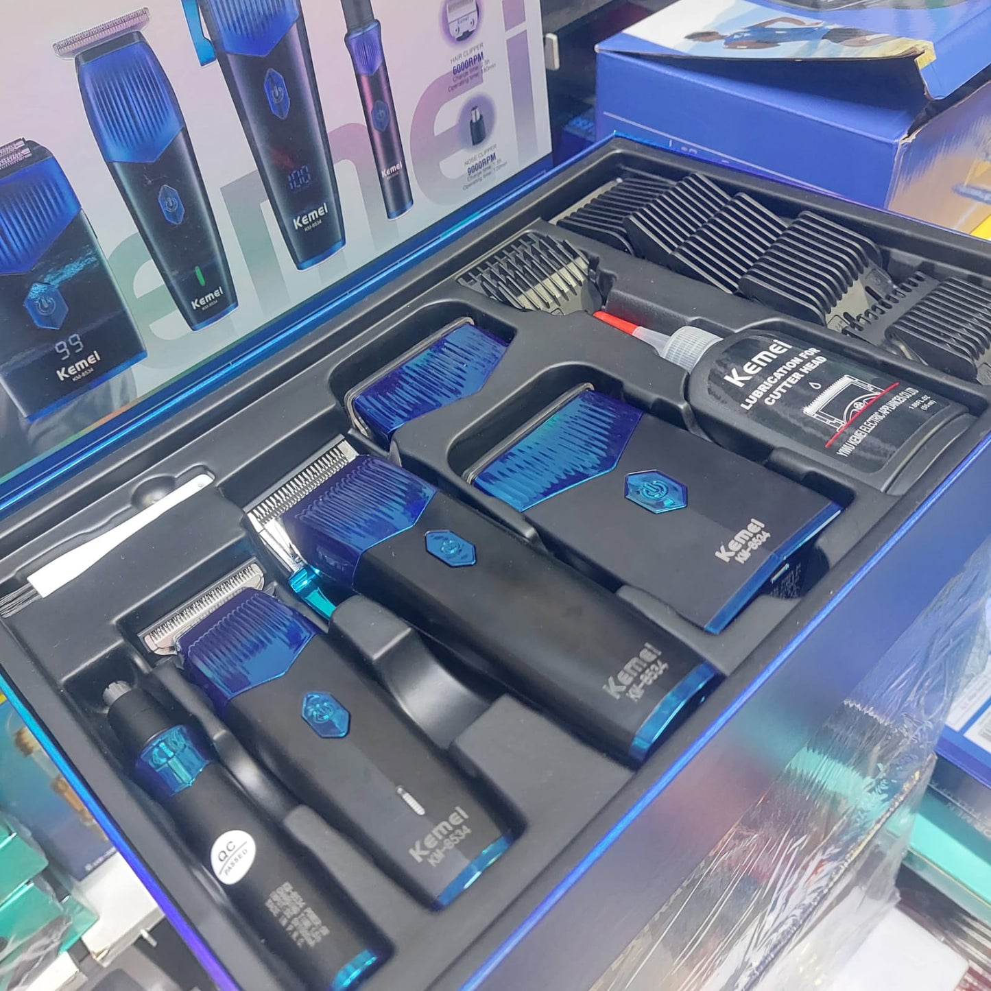 Maquina Cortar Pelo 4  en 1 
Kit Combo Barbero Kemei Cod:3340 Driver :02