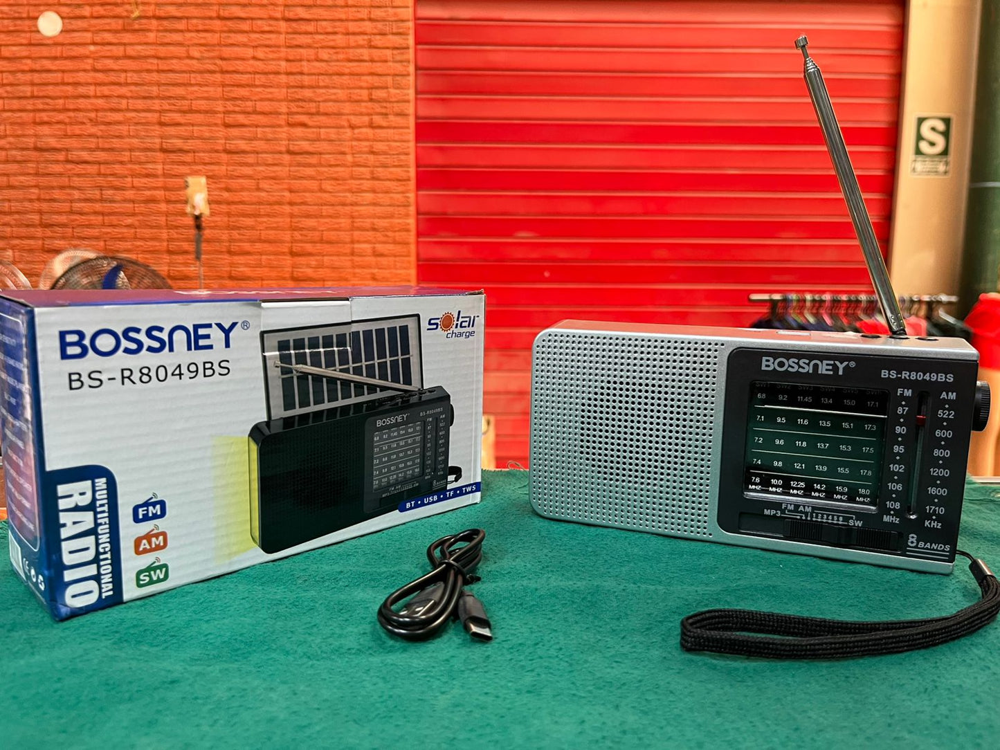 Radio FM/AM recargable  con panel Cod:1361 driver :03