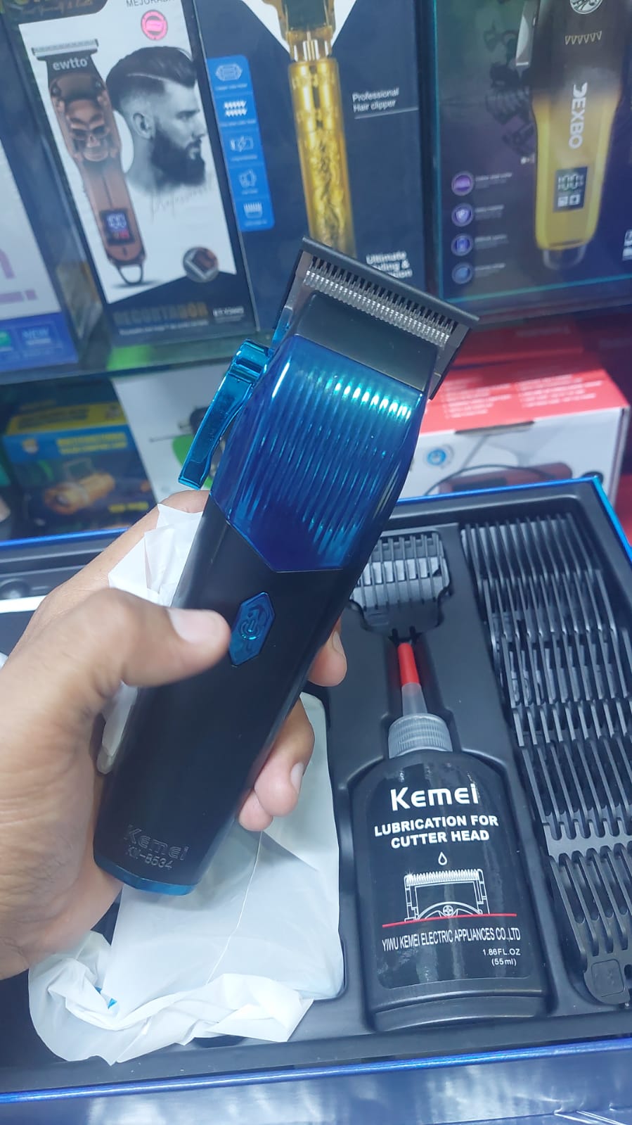 Maquina Cortar Pelo 4  en 1 
Kit Combo Barbero Kemei Cod:3340 Driver :02