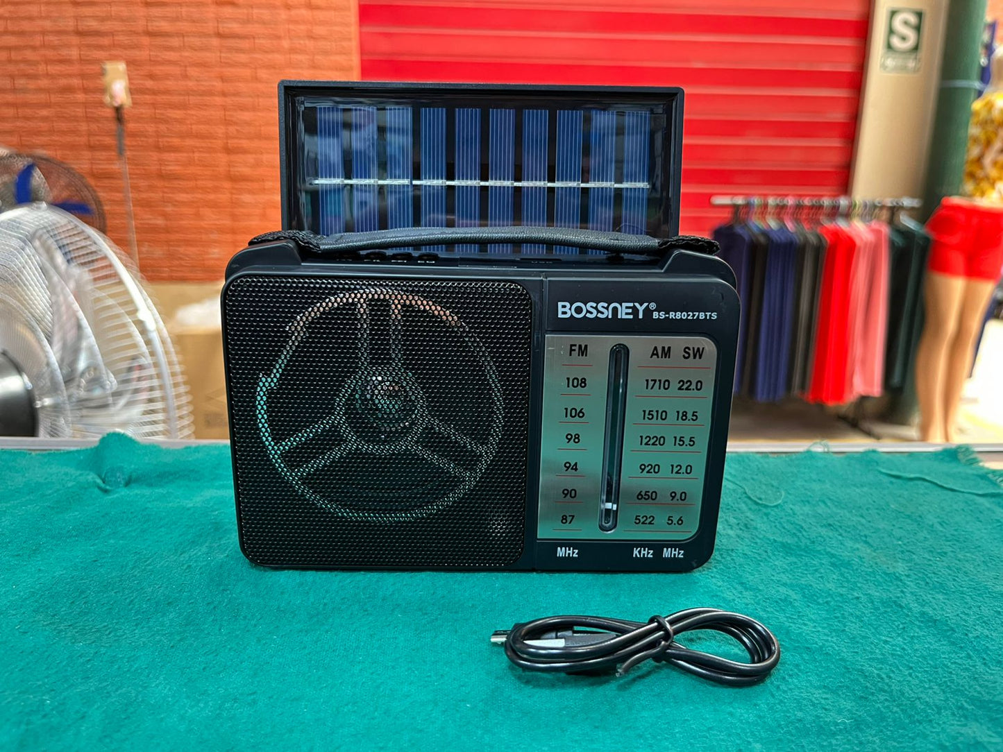 Radio FM/AM recargable  con panel Cod:1362 driver :03
