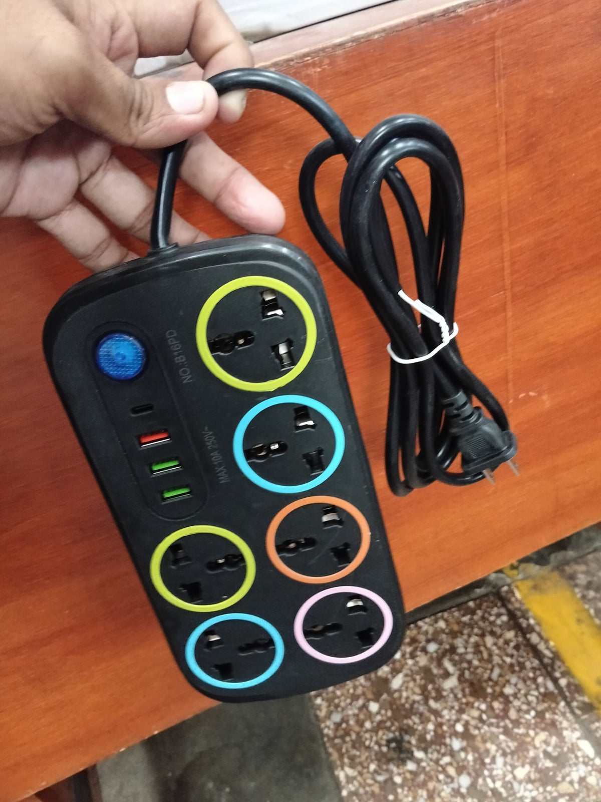 extension electrica 6 tomas con entradas usb Cod:3028 driver:03